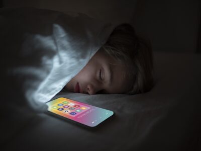 عکس نوشت/ درباره خطرات سلامتی خوابیدن کنار تلفن همراه چه میدانیم؟