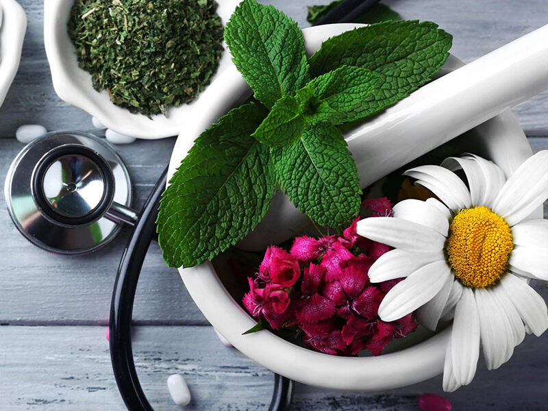 اینفوگرافی / در مواجهه با توصیه های درمانی مربوط به داروهای سنتی، باید به چه نکاتی توجه کرد؟