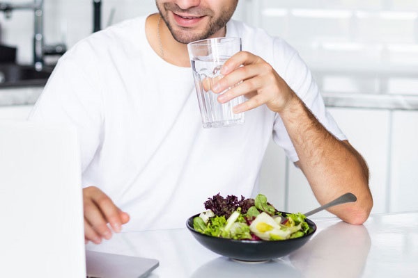 اینفوگرافی/ چرا عده‌ای علیرغم بهداشتی نبودن یک غذا یا آب، با مصرفش مبتلا نمی‌شوند؟