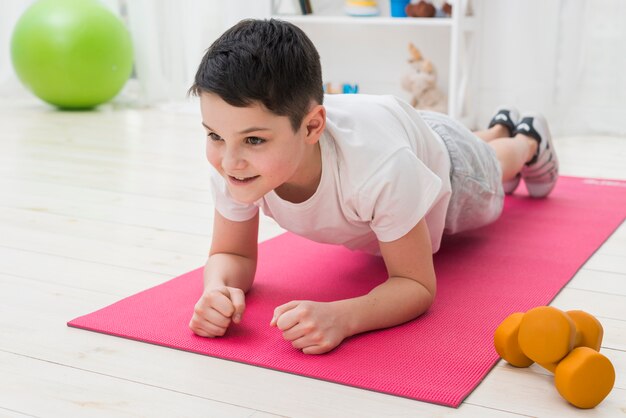 آیا فعالیت فیزیکی و ورزش بر کاهش چاقی کودکان زیر ۹ سال واقعا موثر است؟