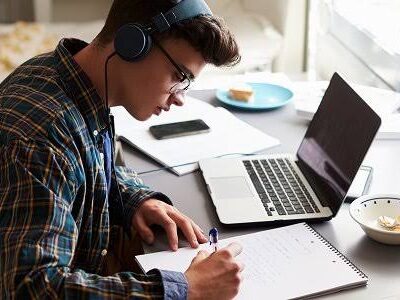 آیا گوش دادن به موسیقی هنگام مطالعه تمرکز را بیشتر می‌کند؟
