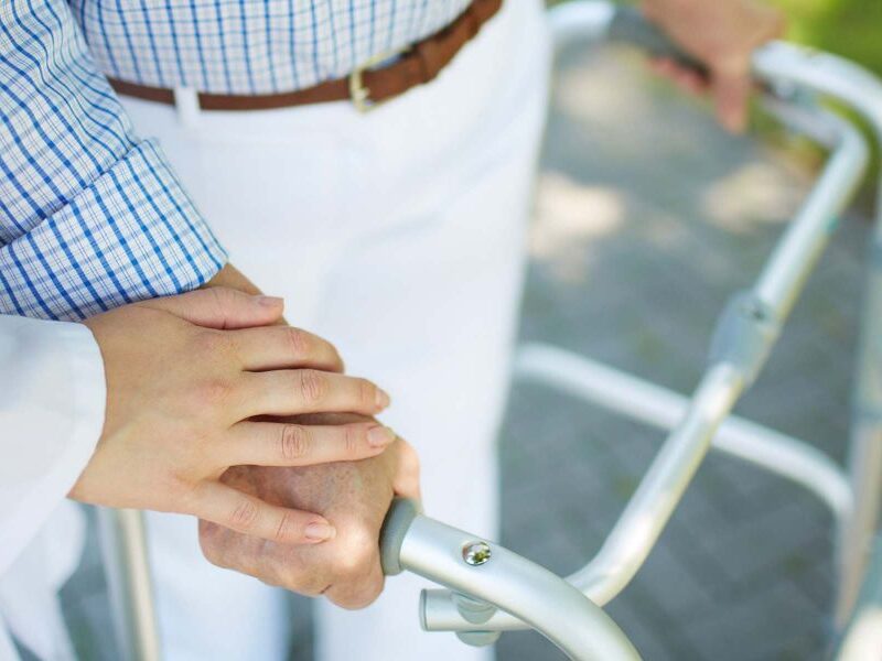 چه مداخلات مؤثری برای پیشگیری از زمین‌خوردن سالمندان در جامعه وجود دارد؟